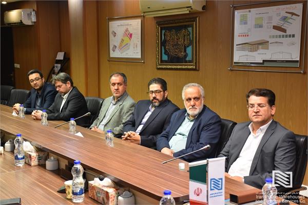 A cordial meeting between the company's head and the legal and contract affairs department; the legal department is the group's discursive launching pad